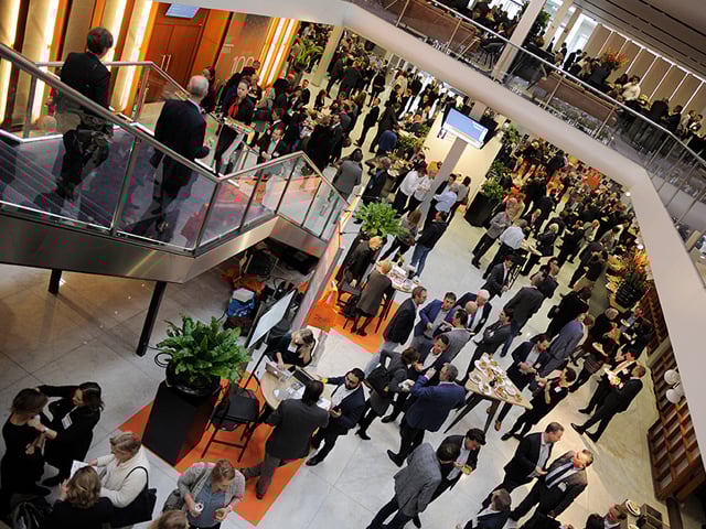 Bezoekers in de hal en op de trappen tijdens de Accountantsdag 2017