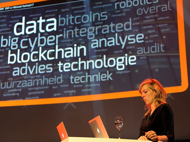 Woordenwolk uit Buzzmaster op het scherm tijdens de Accountantsdag 2017