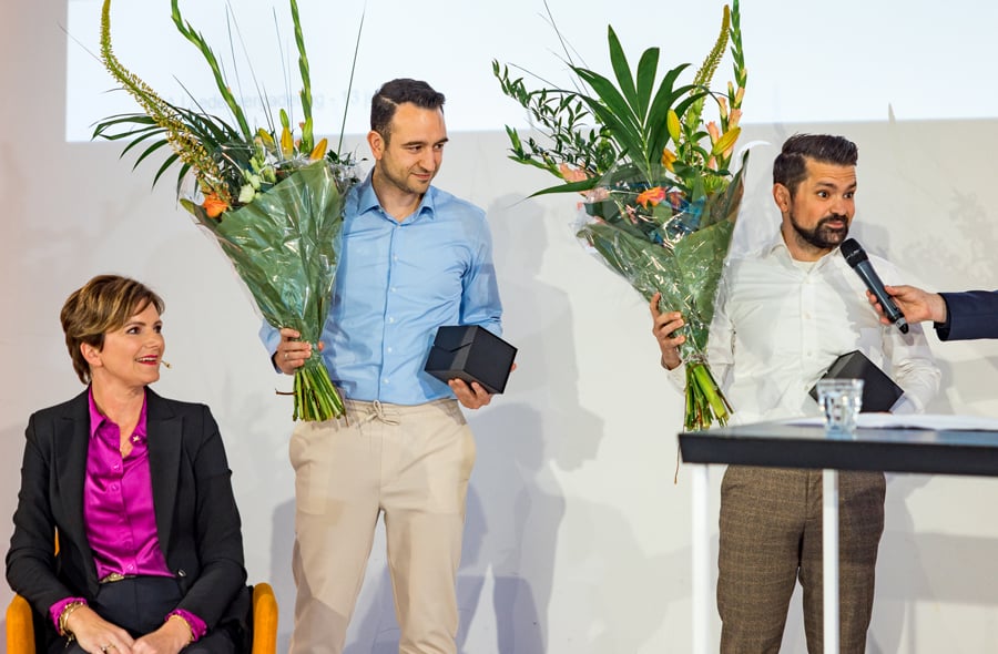 Ingrid Hems en Arif Dursun en Hakan Koçak met bloemen