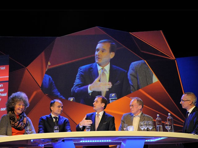 Barbara Majoor, Peter Eimers, Paul Koster, Arnold Schilder en Rogier Dassen aan de gesprekstafel op het podium