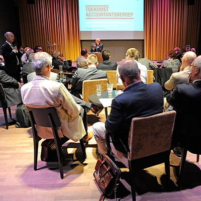 Foto deelnemers in zaal