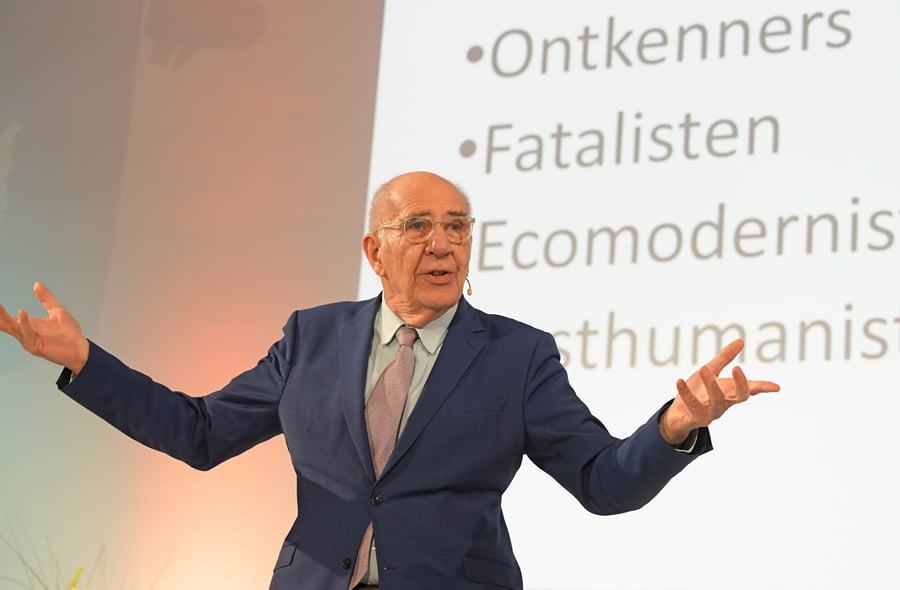 Matthijs Schouten op het podium tijdens het voorprogramma van de NBA-ledenvergadering op 12 december 2022