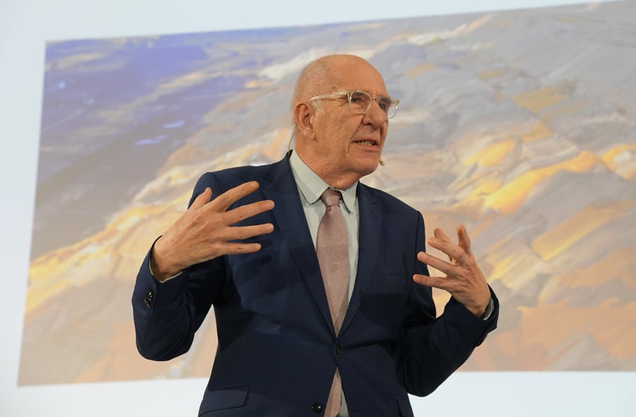 Matthijs Schouten op het podium tijdens het voorprogramma van de NBA-ledenvergadering op 12 december 2022