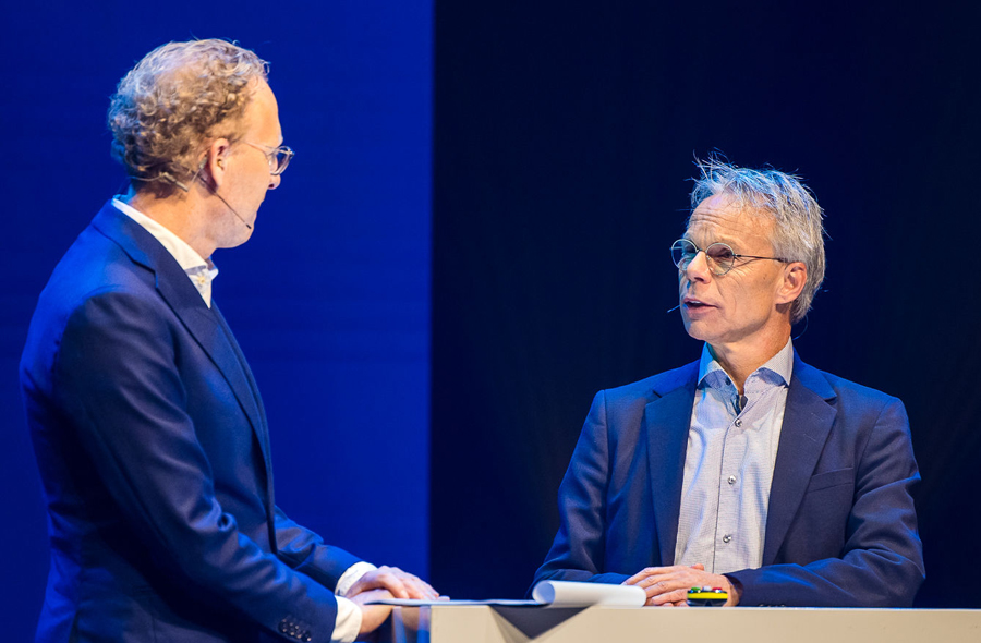 NBA-voorzitter Kris Douma en Rens de Jong op het podium tijdens de Accountantsdag, 23 november 2023