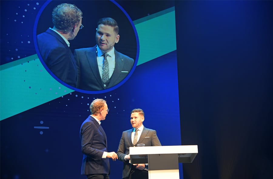 Rens de Jong en Mucahit Cavdar in gesprek op het podium tijdens de Accountantsdag 2023