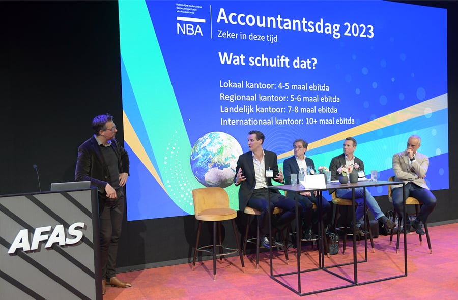 Presentator Wilbert Geijtenbeek en panel deelsessie private equity op het podium, Accountantsdag, 23 november 2023