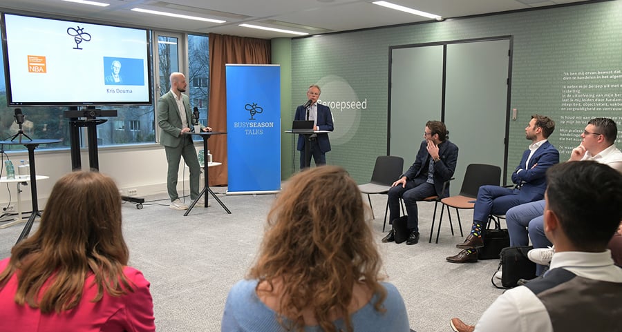 Jeffrey Heerschop, Kris Douma en deelnemers in de zaal tijdens het verkiezingsdebat van de BusySeasonTalks bij de NBA in Hoofddorp