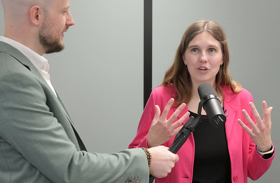 Jeffrey Heerschop met micorfoon bij een deelnemer aan het verkiezingsdebat van de BusySeasonTalks bij de NBA in Hoofddorp