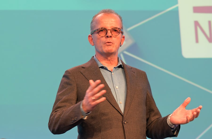 Bart Jonker spreekt tijdens het voorprogramma van de ledenvergadering op 11 december 2023