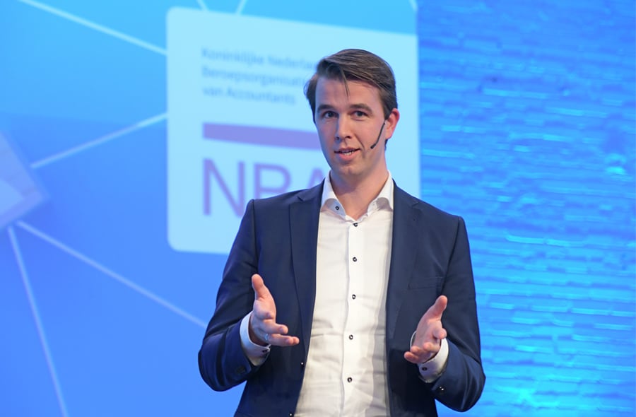 Christiaan Portengen spreekt tijdens het voorprogramma van de ledenvergadering op 11 december 2023