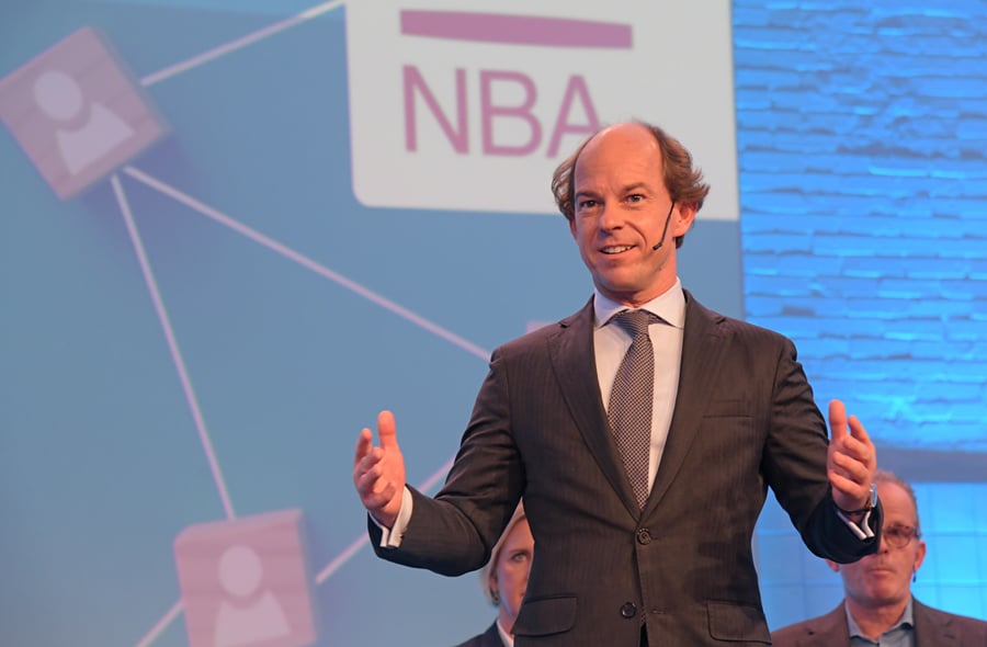 Endymion Struijs spreekt tijdens het voorprogramma van de ledenvergadering op 11 december 2023