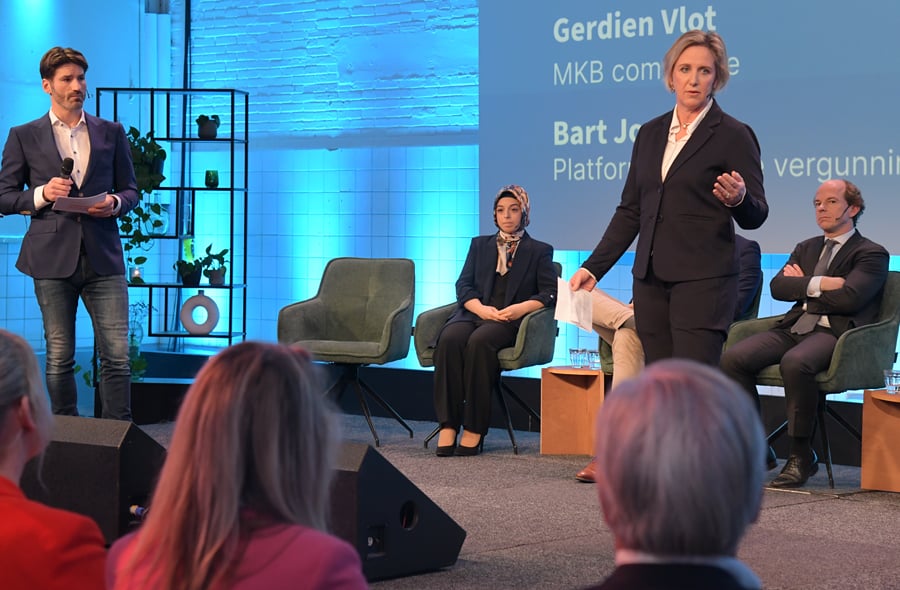 Gerdien Vlot spreekt tijdens het voorprogramma van de ledenvergadering op 11 december 2023