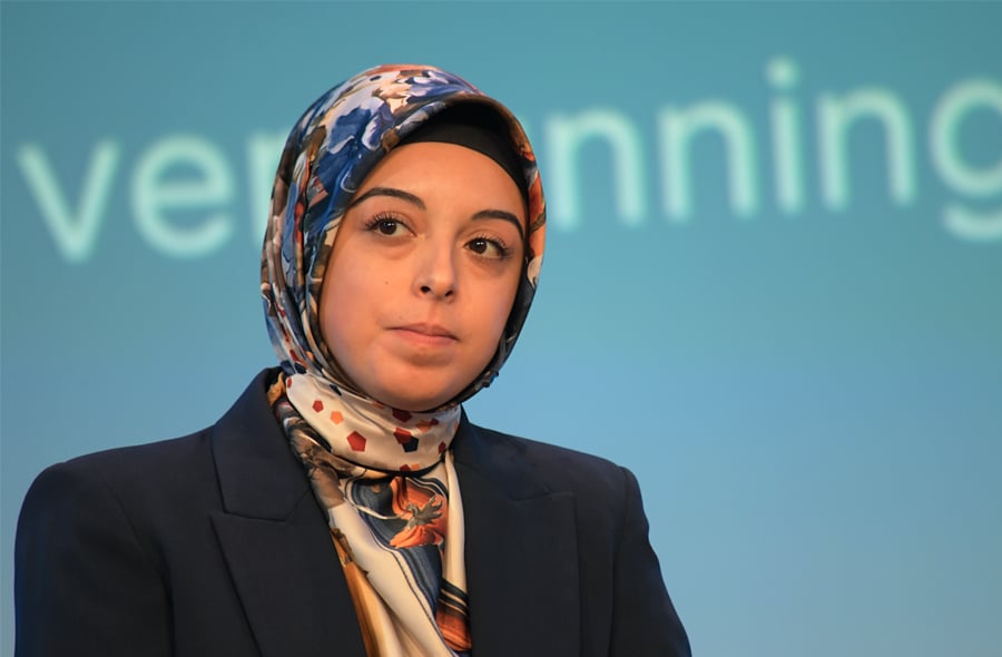 Nuray Yildiz tijdens het voorprogramma van de ledenvergadering op 11 december 2023