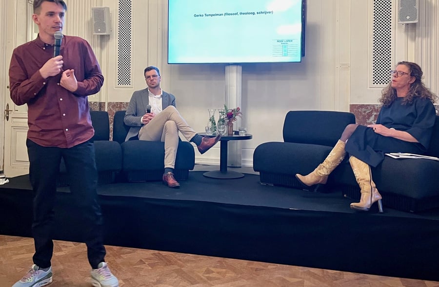 Dave Dekker zingt tijdens het Rode Loper Debat op 15 december 2023