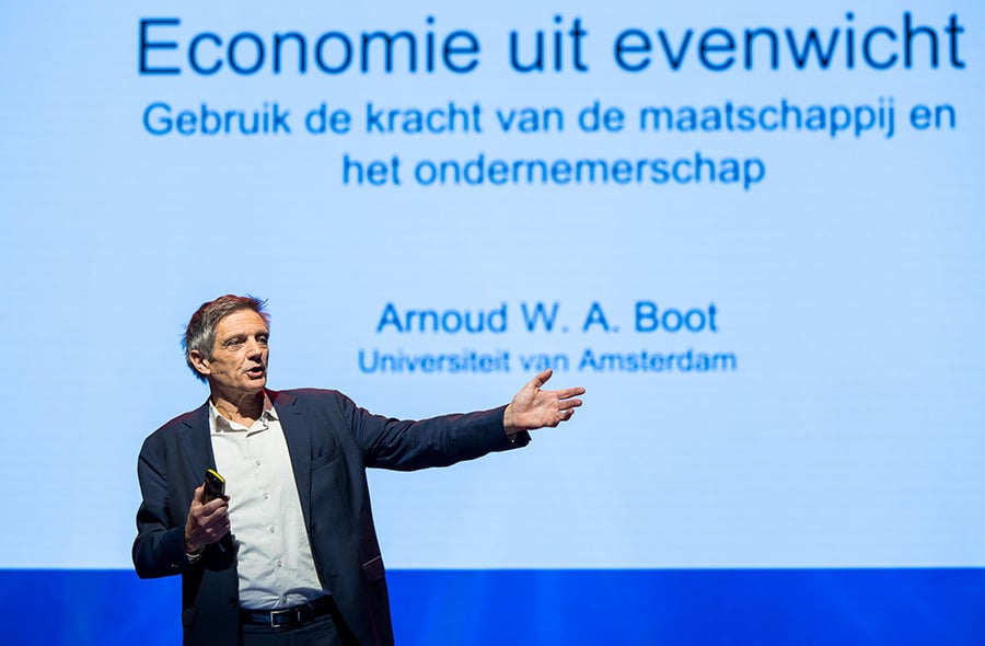 Hoogleraar Arnoud Boot op het podium, Accountantsdag, 20 november 2024