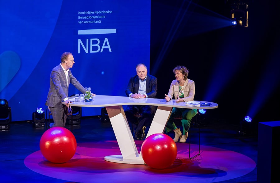 Dagvoorzitter Rens de Jong, Han Mesters (ABN Amro) en Ingrid Thijssen (VNO-NCW) op het podium, Accountantsdag, 20 november 2024
