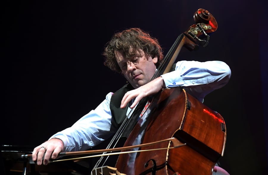 Dominic Seldis speelt contrabas op het podium, Accountantsdag, 20 november 2024