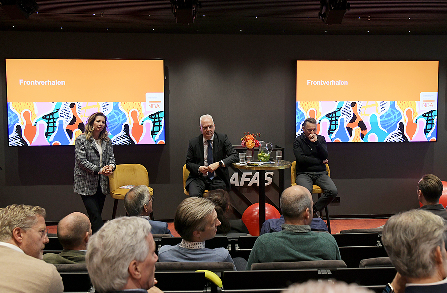 Panel en zaal tijdens de themasessie Frontverhalen, Accountantsdag, 20 november 2024