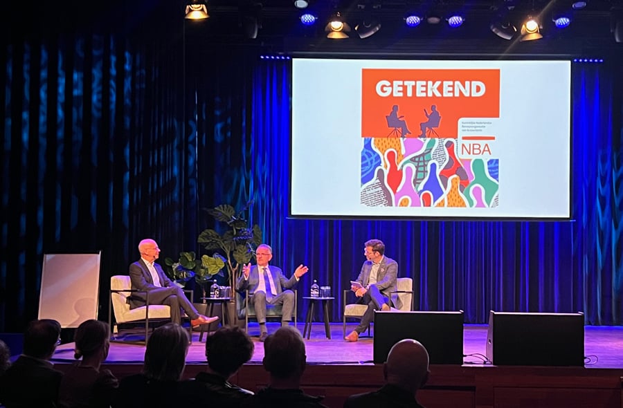 Berry Wammes, Piet Klop en Maarten Bouwhuis zittend op het podium tijdens het Impactdebat op 16 oktober 2024