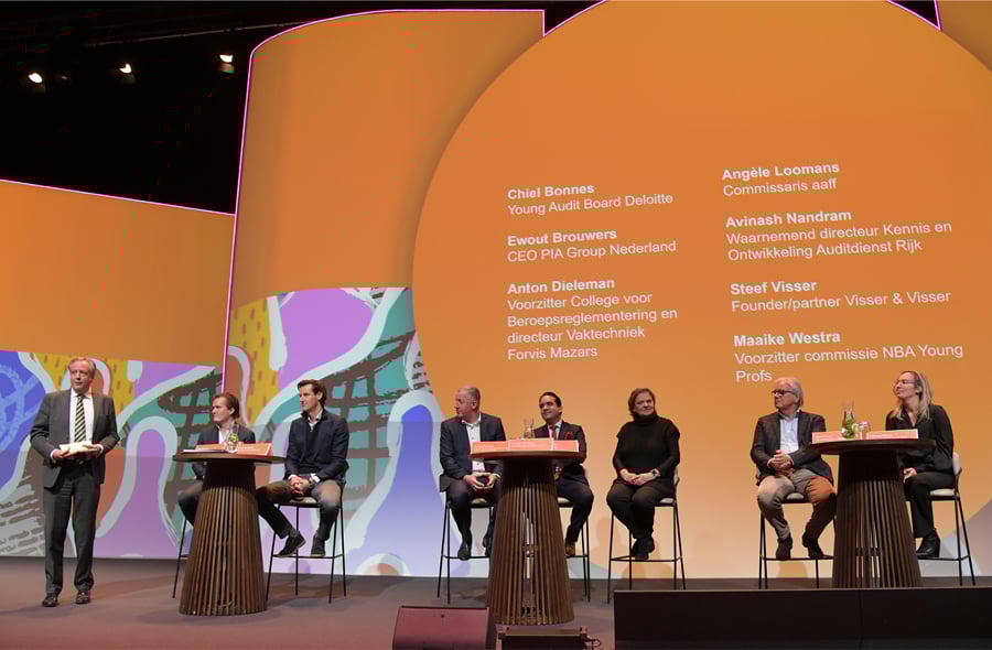 Panel op het podium tijdens het impactdebat op 9 december 2024