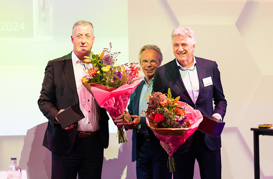 Anton Dieleman, Kris Douma en Dirk ter Harmsel met loftrompet en bloemen