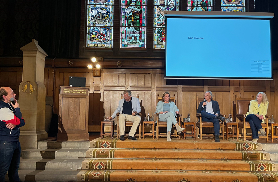 Panel op het podium tijdens het Rode Loper Debat op 15 juni 2024