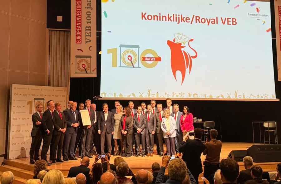 Zicht op het podium met de medewerkers van de VEB tijdens het eeuwfeest op 8 maart 2024
