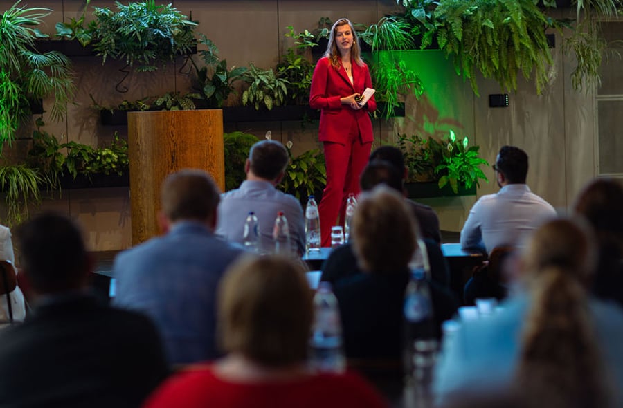 Sophie Kuijpers op het podium tijdens het impactdebat op 9 mei 2025