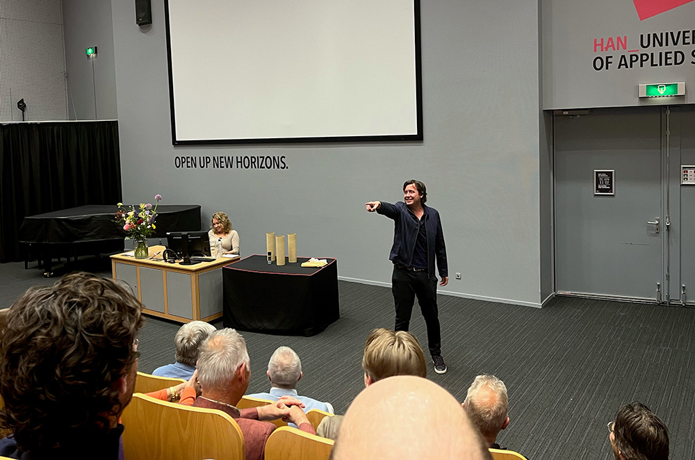 Foto NBA-masterclass voor docenten 23 mei 2023, goochelduo Jamie Kames en Steven Kazàn