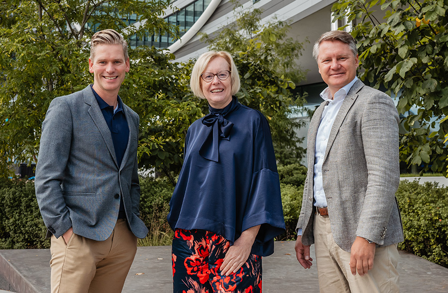 Foto: Arnold Mars (AFAS Software), prof. dr. Anita van Gils (Maastricht University Center for Entrepreneurship and Innovation) en Joost Vat (BDO Accountants & Adviseurs).