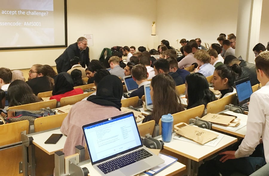 Foto klas werkend aan de NBA Impact Challenge