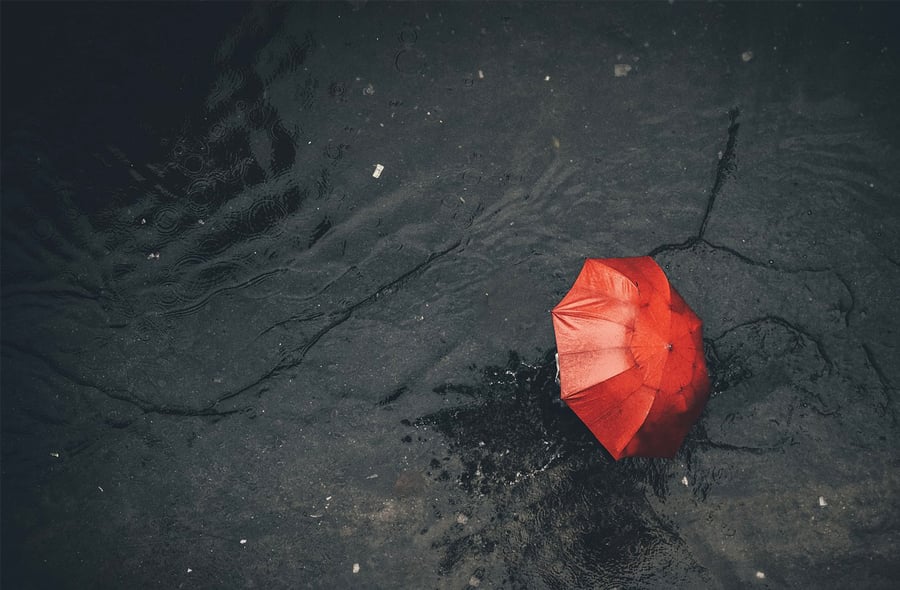 Foto van een paraplu in donker water
