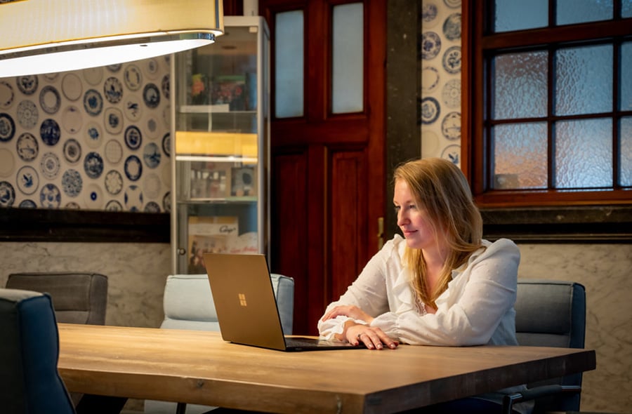 Larissa Makken Angevaare aan tafel met laptop