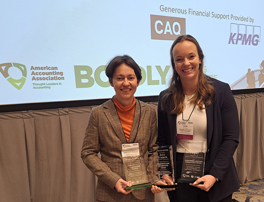Ann Vanstraelen en Lena Pieper met de awards van de American Accounting Association